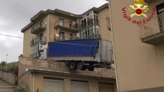 In Italien landete ein Lkw nach einem Unfall auf einem Hausdach.