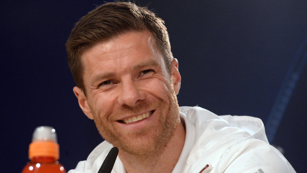 ARCHIV - 17.04.2017, Spanien, Madrid: Xabi Alonso vom FC Bayern München lächelt auf der Abschlusspressekonferenz vor dem Viertelfinal-Rückspiel der Champions League gegen Real Madrid im Santiago Bernabeu Stadion. (zu dpa «Bericht: Ex-Weltmeister Xabi