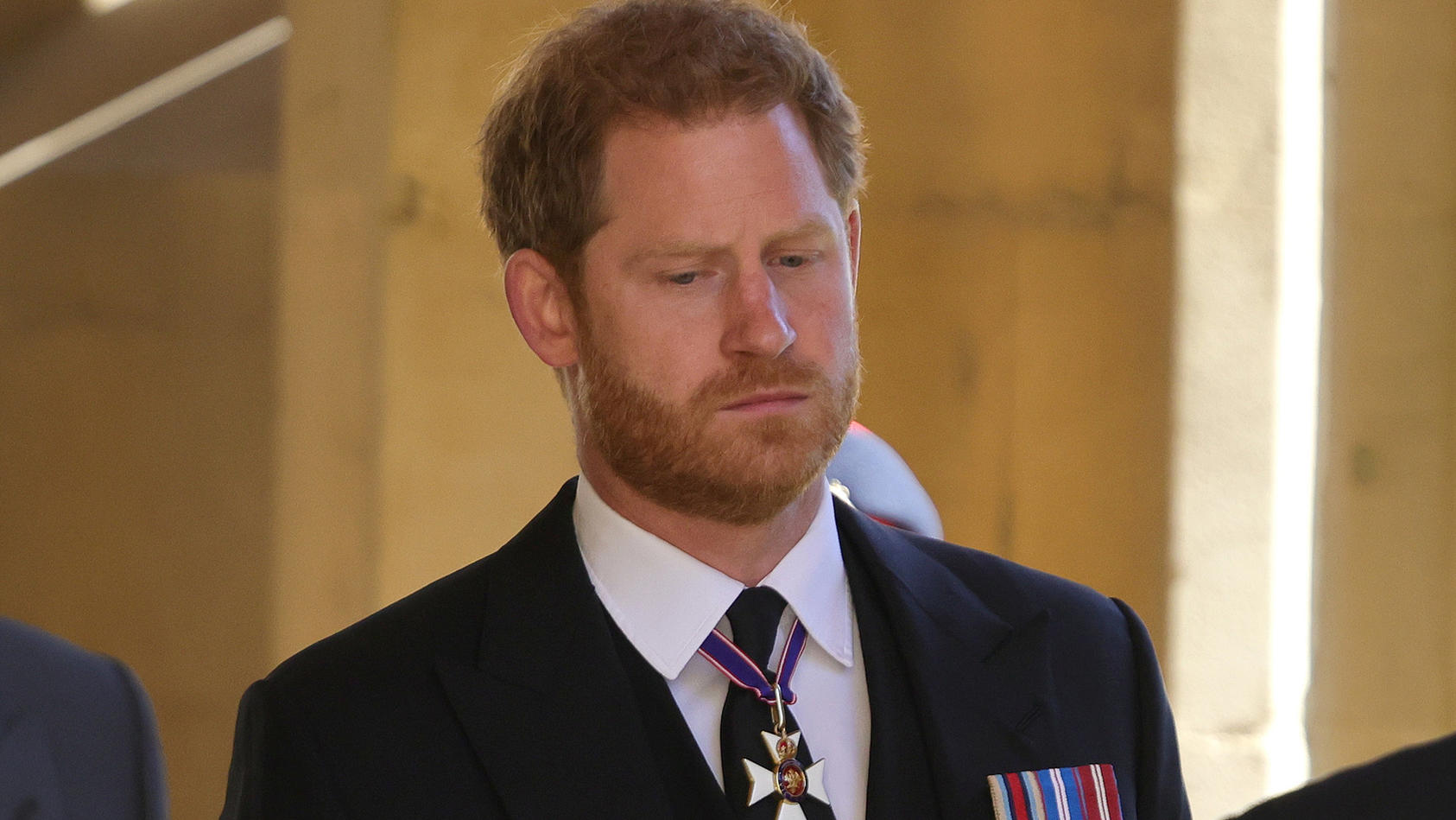 17.04.2021, Großbritannien, Windsor: Prinz Harry steht vor der St.-Georgs-Kapelle. Die Trauerfeier und Beisetzung von Queen-Ehemann Prinz Philip, Herzog von Edinburg, finden auf Schloss Windsor statt. Prinz Philip war am 9. April im Alter von 99 Jahr