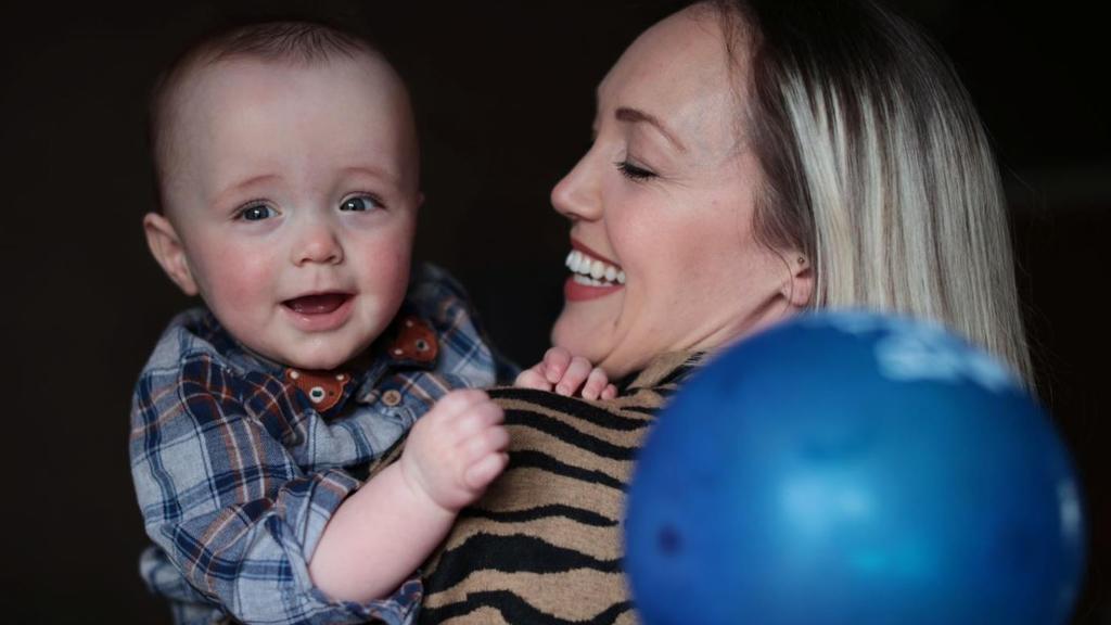 Theo im Arm seiner Mama Kirsty