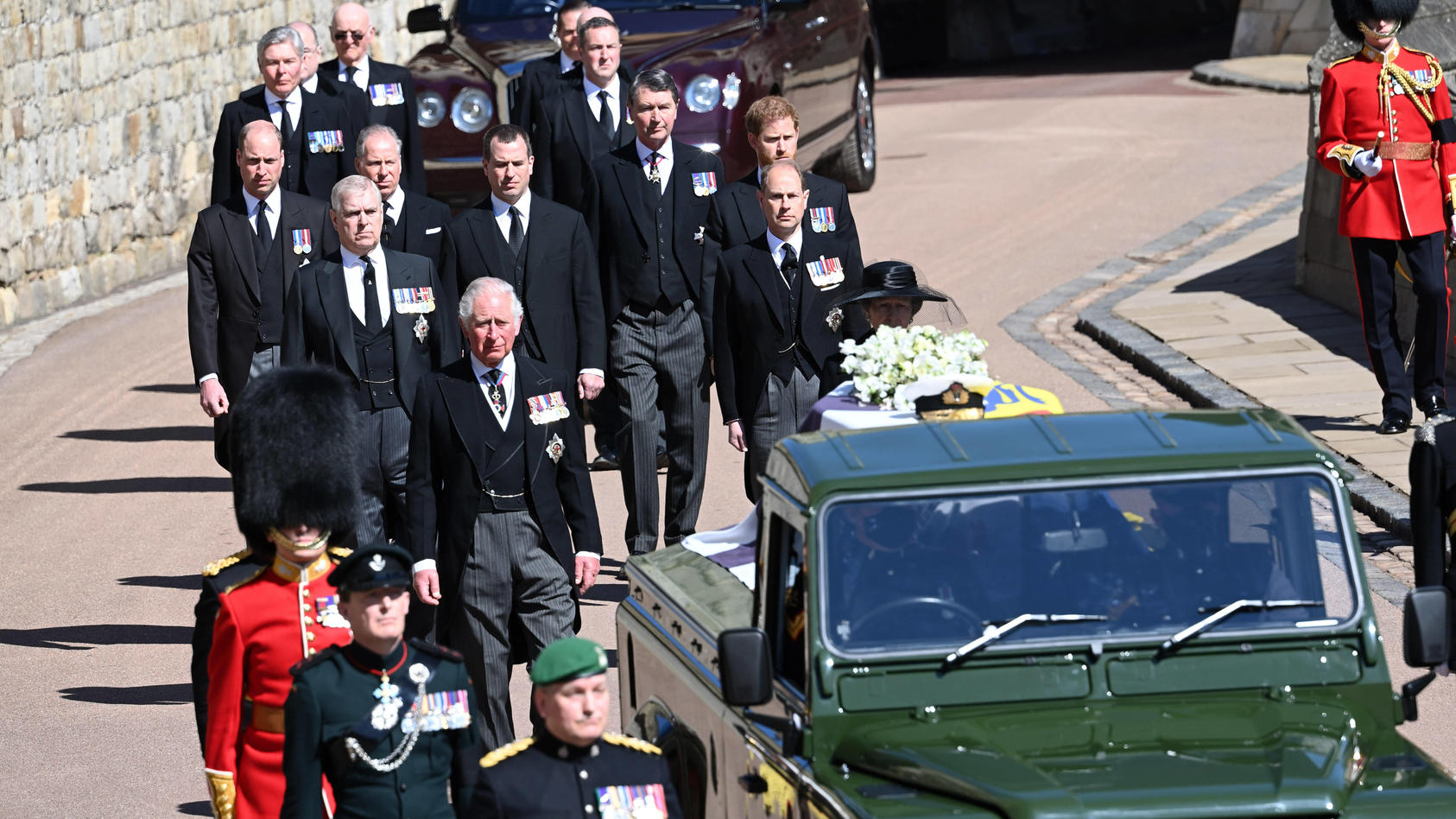 Der Trauerzug begleitet den Land Rover mit Prinz Philips Sarg.