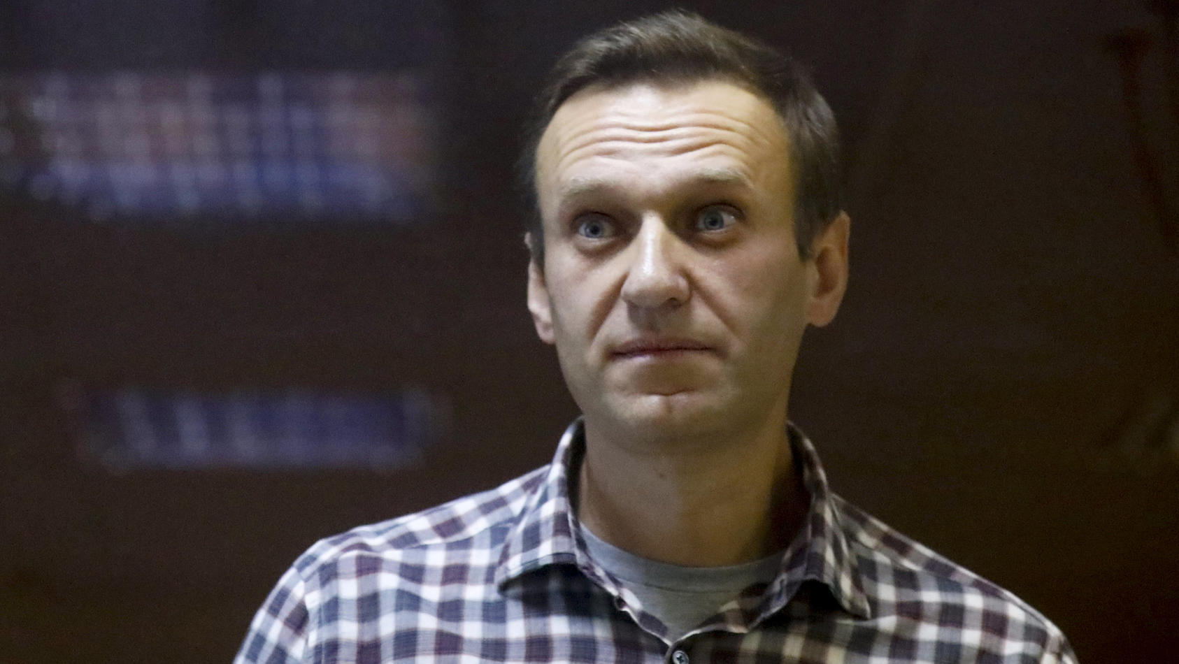 ARCHIV - 20.02.2021, Russland, Moskau: Der russische Oppositionsführer Alexej Nawalny steht in einem Käfig im Bezirksgericht Babuskinskij in Moskau, Russland. Der inhaftierte russische Oppositionsführer Alexej Nawalny, der seit 31. März im Hungerstre