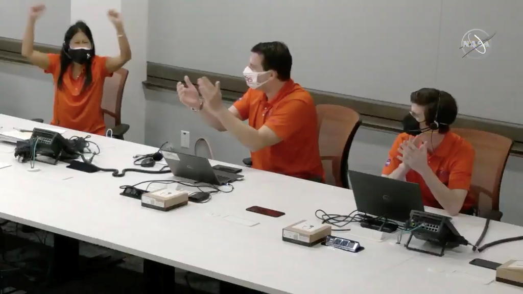 Das Team hinter dem NASA-Hubschauber Ingenuity jubelt über den geglückten Start.