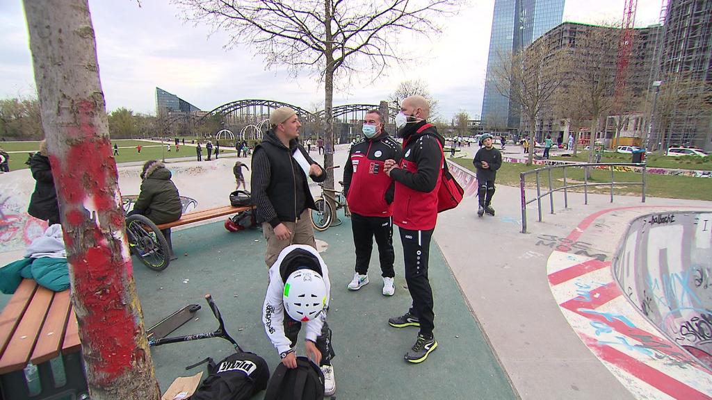 Die Botschafter sprechen im Hafenpark in Frankfurt junge Leute an, wenn sie keine Masken tragen oder trotz Verbot ALkohol trinken.