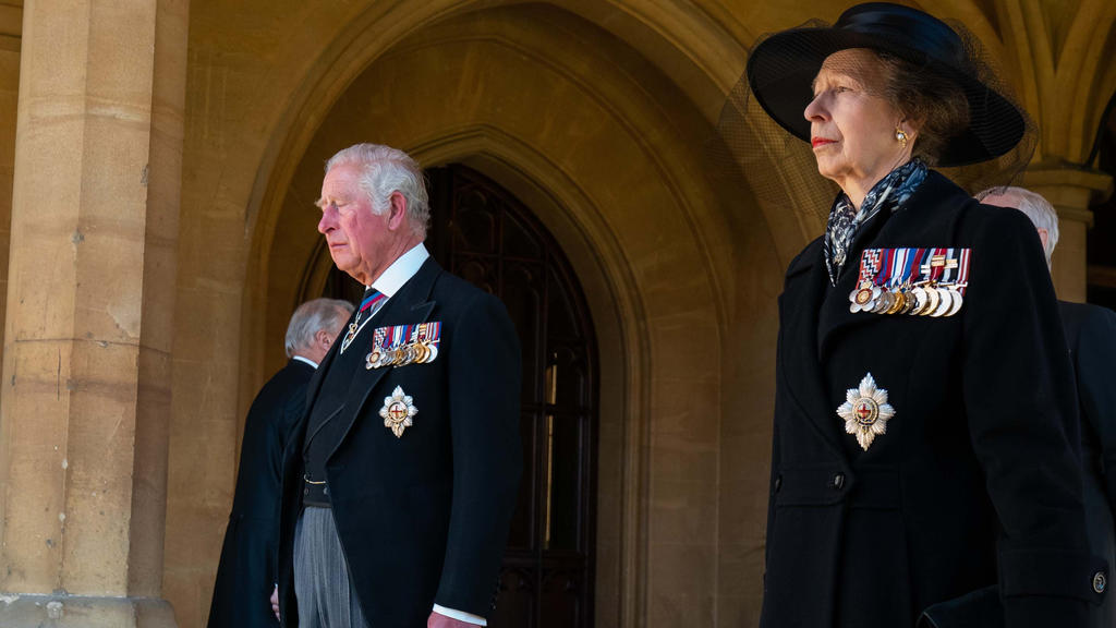 17.04.2021, Großbritannien, Windsor: Thronfolger Charles, Prinz von Wales, und seine Schwester Prinzessin Anne, folgen dem Sarg ihres Vaters. Die Trauerfeier und Beisetzung von Queen-Ehemann Prinz Philip, Herzog von Edinburg, finden auf Schloss Winds