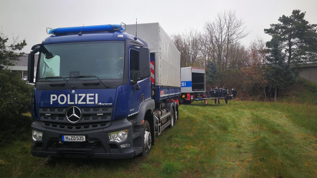 Mit einem Großaufgebot machte sich die Mordkommission am Montag (19.04.2021) am Deiler Weg in der Nähe der Autobahn-Anschlussstelle an der A7 wieder auf die Suche nach dem letzten Puzzlestück.