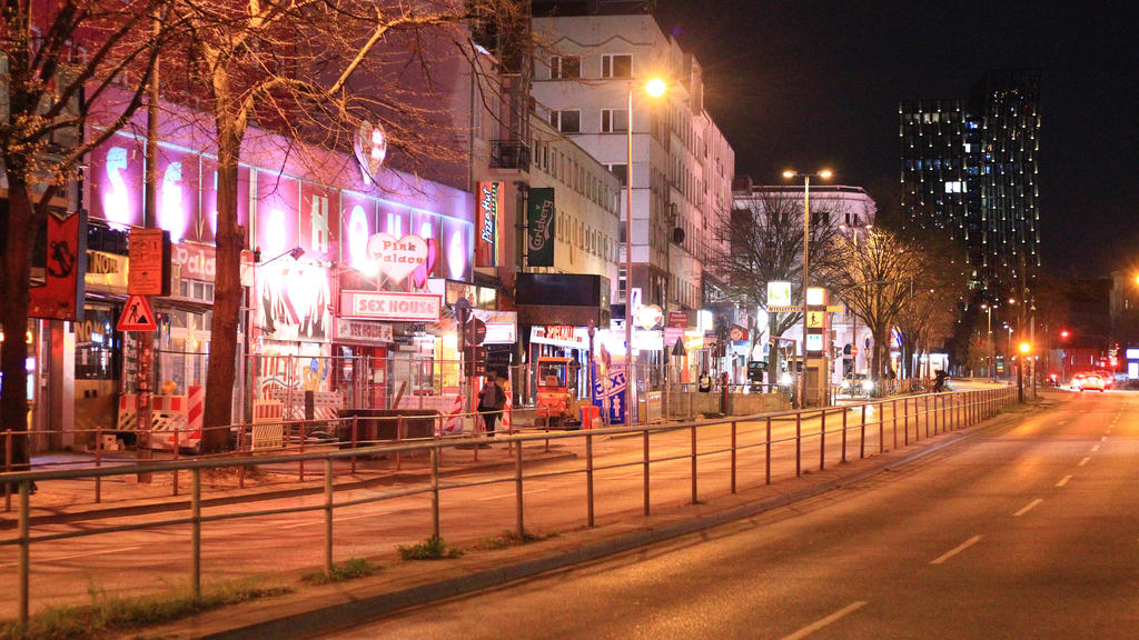 Die nahezu menschenleere Amüsiermeile Reeperbahn auf St. Pauli während der Ausgangssperre in Hamburg. St. Pauli Hamburg *** The almost deserted amusement mile Reeperbahn on St Pauli during the curfew in Hamburg St Pauli Hamburg