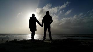 Ein Paar geht am Freitag (13.01.2012) am Strand bei Hedehusum auf der Insel Föhr spazieren. Das Wetter im Norden soll in den kommenden Tagen sonnig aber kalt werden, so die Meterologen. Foto: Maurizio Gambarini dpa/lno  +++(c) dpa - Bildfunk+++