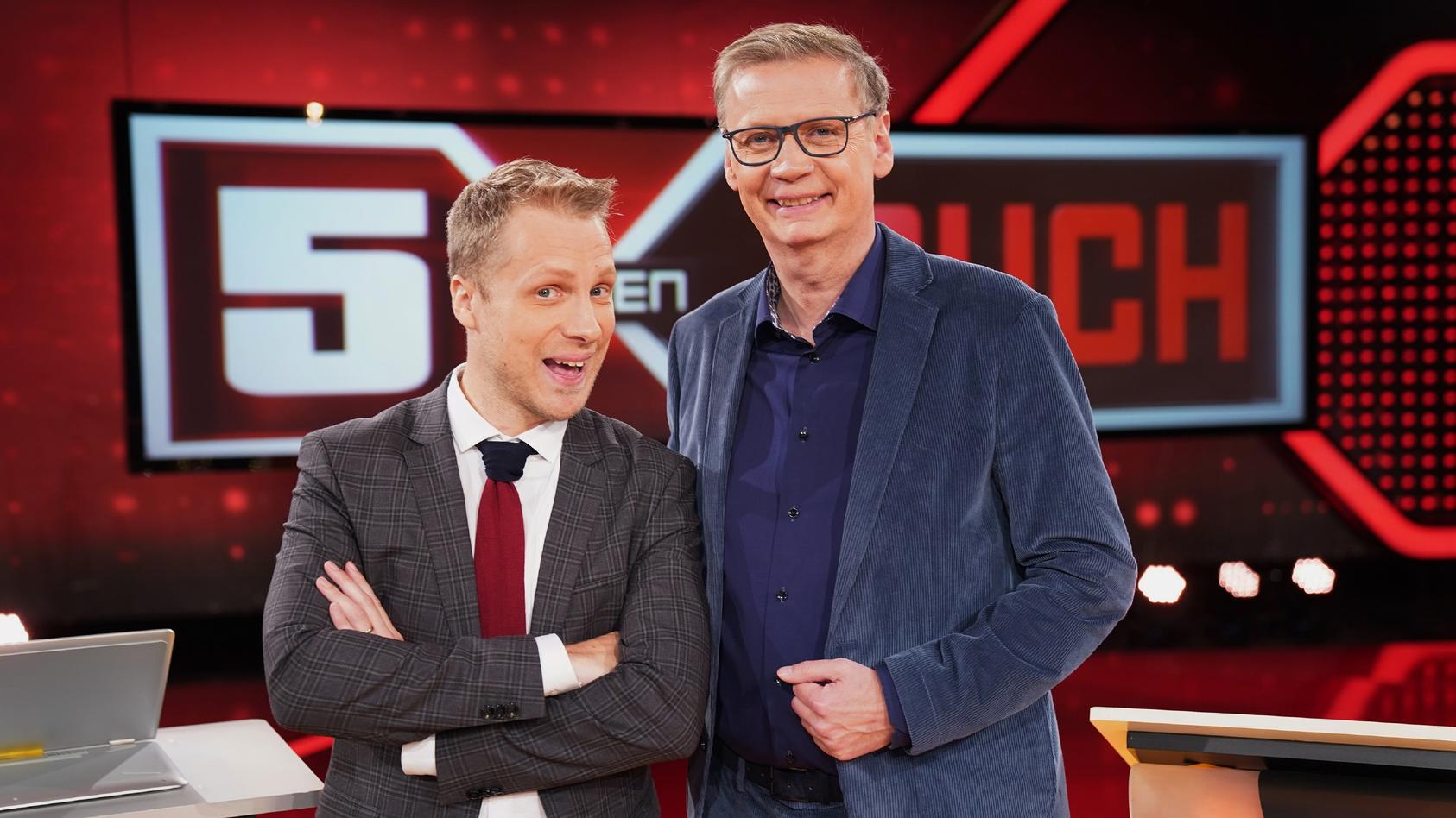 Oliver Pocher, zu sehen auf dem Bild gemeinsam mit Günther Jauch, moderiert die RTL-Show „5 gegen Jauch".