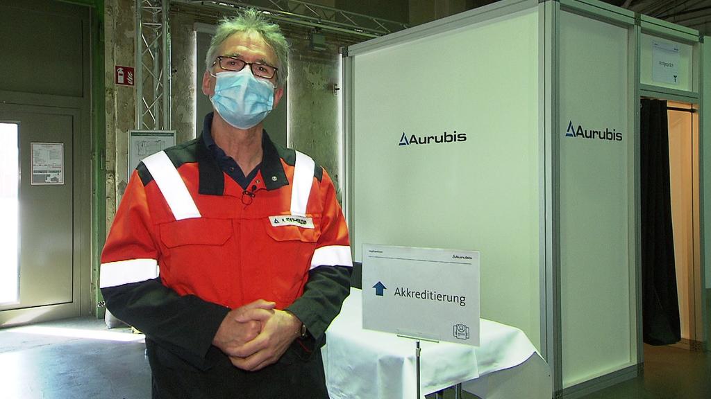 Der Werkarzt Dr. Michael Reusch-Moosleitner der Firma Aurubis präsentiert das fertige Impfzentrum in der alten Schlosserei der Firma Aurubis.