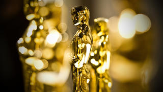 ARCHIV - 07.11.2012, Hessen, Frankfurt/Main: Mehrere Oscars stehen im Deutschen Filmmuseum. Die Kontroverse um mangelnde Vielfalt kocht bei Hollywoods höchsten Filmpreisen immer wieder hoch. Nicht in diesem Jahr: Bei den 93. Academy Awards, die am 25.04.2021 verliehen werden, ist vieles ganz anders - auch wegen der Corona-Pandemie ist nichts beim Alten. (zu dpa "Vielfalt, Frauenpower und Nomaden - Spannung bei den Pandemie-Oscars") Foto: Nicolas Armer/dpa +++ dpa-Bildfunk +++