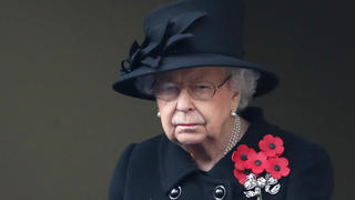 ARCHIV - 08.11.2020, Großbritannien, London: Die britische Königin Elizabeth II. nimmt am Gedenksonntag vor dem Remembrance Day an einem Gottesdienst am Kenotaph von Whitehall teil. Königin Elizabeth wird am 21. April 95 Jahre alt. Foto: Chris Jackson/PA Wire/dpa +++ dpa-Bildfunk +++