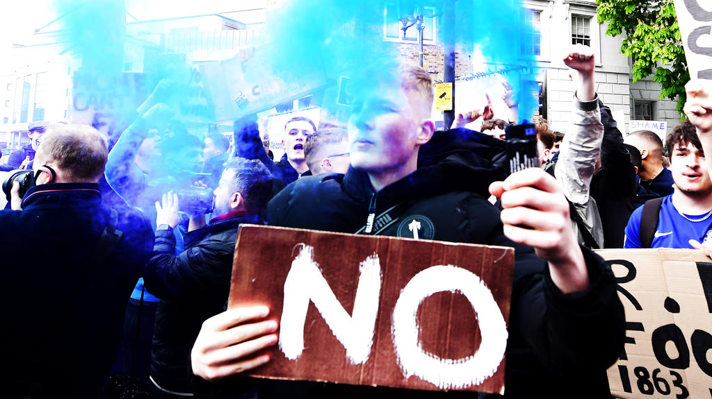 Fußball, FC Chelsea Fans protestieren gegen Europäische Super League ESL Chelsea v Brighton and Hove Albion - Premier League - Stamford Bridge Fans protest against Chelsea s involvement in the new European Super League outside Stamford Bridge, London