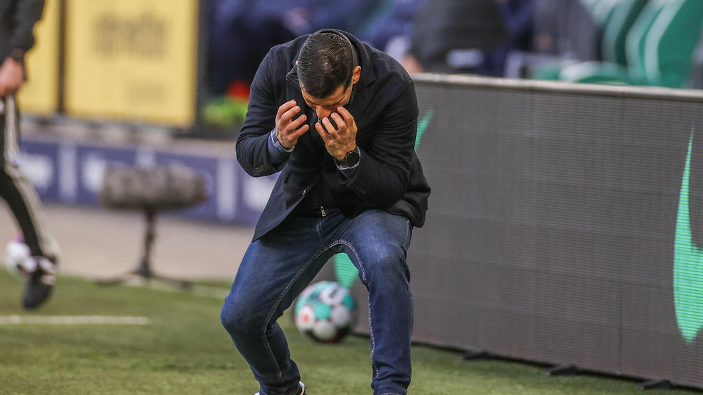 13.03.2021, Fussball, Saison 2020/2021, 1. Bundesliga, 25.Spieltag, VfL Wolfsburg - FC Schalke 04, Cheftrainer Dimitrios Grammozis FC Schalke 04 Tim Rehbein/RHR-FOTO DFL REGULATIONS PROHIBIT ANY USE OF PHOTOGRAPHS AS IMAGE SEQUENCES AND/OR QUASI-VID