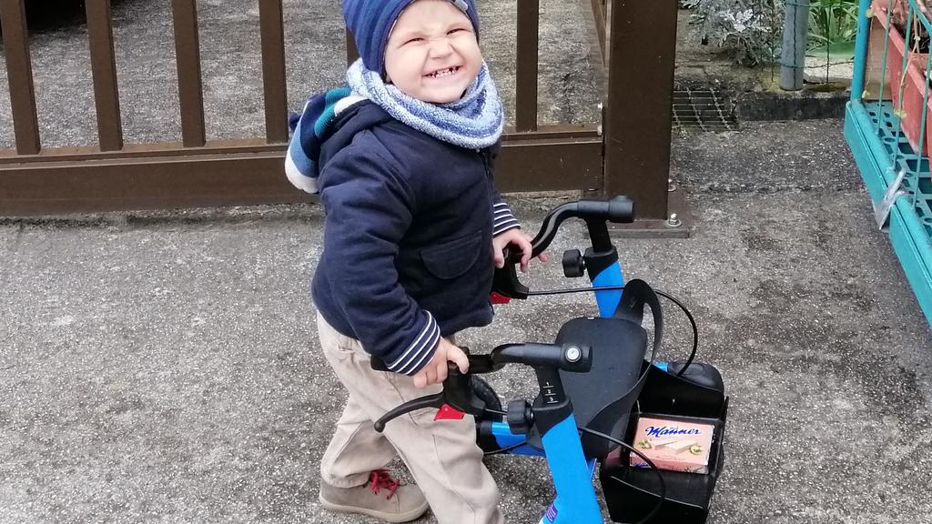 Leo hat spinale Muskelatrophie und hat gelernt, mit seinem Kinderrollator zu laufen. Jetzt macht er sogar erste komplett freie Schritte!