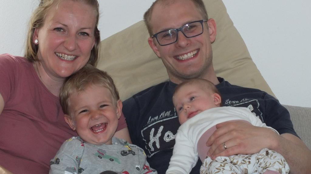 Lisa und Wolfang Ortbauer mit ihren zwei "vierblättrigen Kleeblättern". Leo (2) und Julia (7Wochen) haben beide spinale Muskelatrophie.