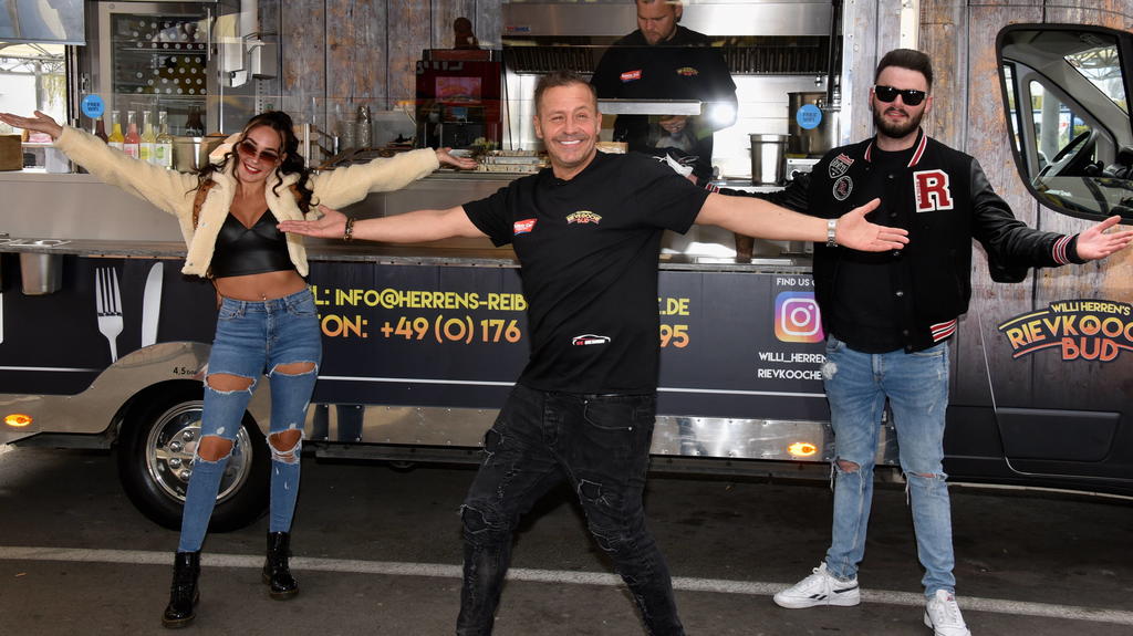 Schauspieler und Reality-Star Willi Herren, seine Tochter Alessia l und sein Sohn Stefano r bei der Eröffnung seiner Willi Herrens Rievkooche Bud Willi Herren s Reibekuchen Bude, Ein Foodtruck auf dem Segros Gelände *** Actor and reality star Willi