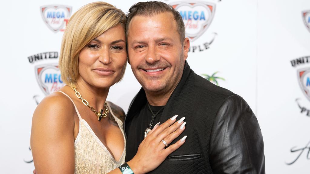 Mega Park Saison Opening 2019 - Willi Herren mit Ehefrau Jasmin Herren;Mega Park Saison Opening 2019 -, Mallorca Mallorca Spanien Playa de Palma *** Mega Park Season Opening 2019 Willi Herren with wife Jasmin Herren Mega Park Season Opening 2019 Mall