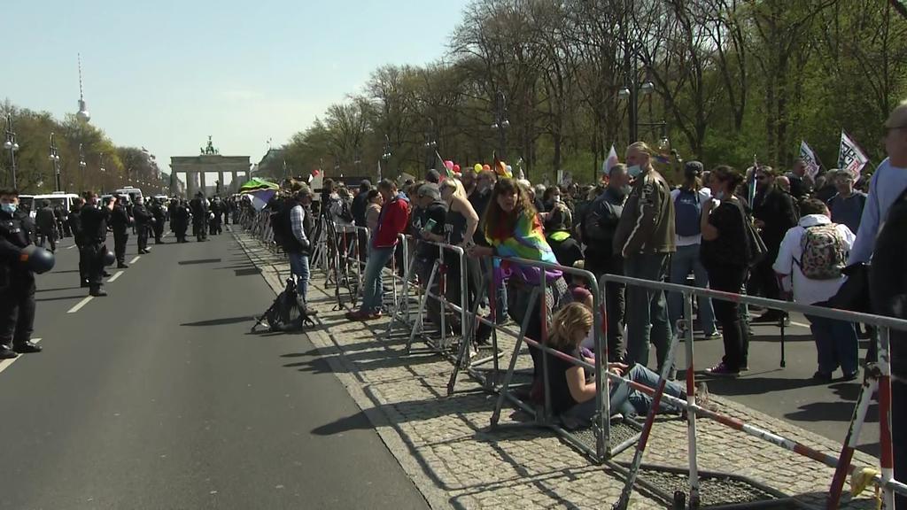 Demonstranten versammeln sich vor dem Brandenburger Tor