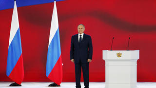 21.04.2021, Russland, Moskau: Wladimir Putin, Präsident von Russland, hört die Nationalhymne nach seiner jährlichen Rede an die Nation. Foto: Alexander Zemlianichenko/AP Pool/dpa +++ dpa-Bildfunk +++