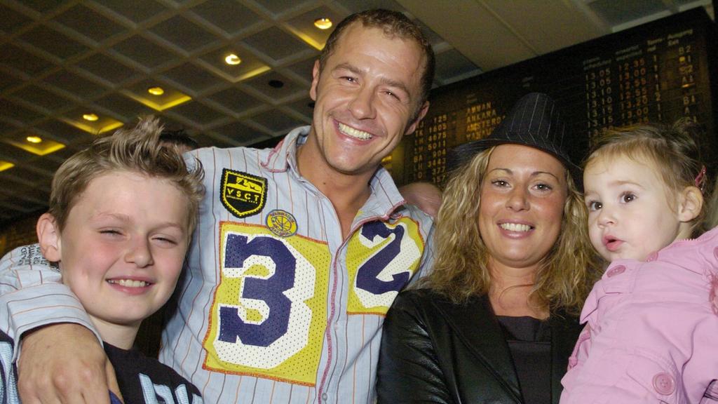 Willi Herren 2004 mit seiner Lebensgefährtin Mirella und ihren gemeinsamen Kindern nach seiner Rückkehr aus dem australischen Dschungel-Camp am Frankfurter Flughafen.