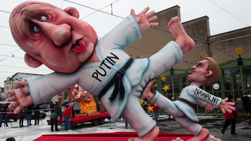 ARCHIV - 15.02.2021, Nordrhein-Westfalen, Düsseldorf: Diesen für den Karneval 2021 kreierten Mottowagen stellt der Düsseldorfer Wagenbauer Jacques Tilly für zwei Kundgebungen zur Unterstützung des Kremlkritikers Alexej Nawalny in Düsseldorf zur Verfü