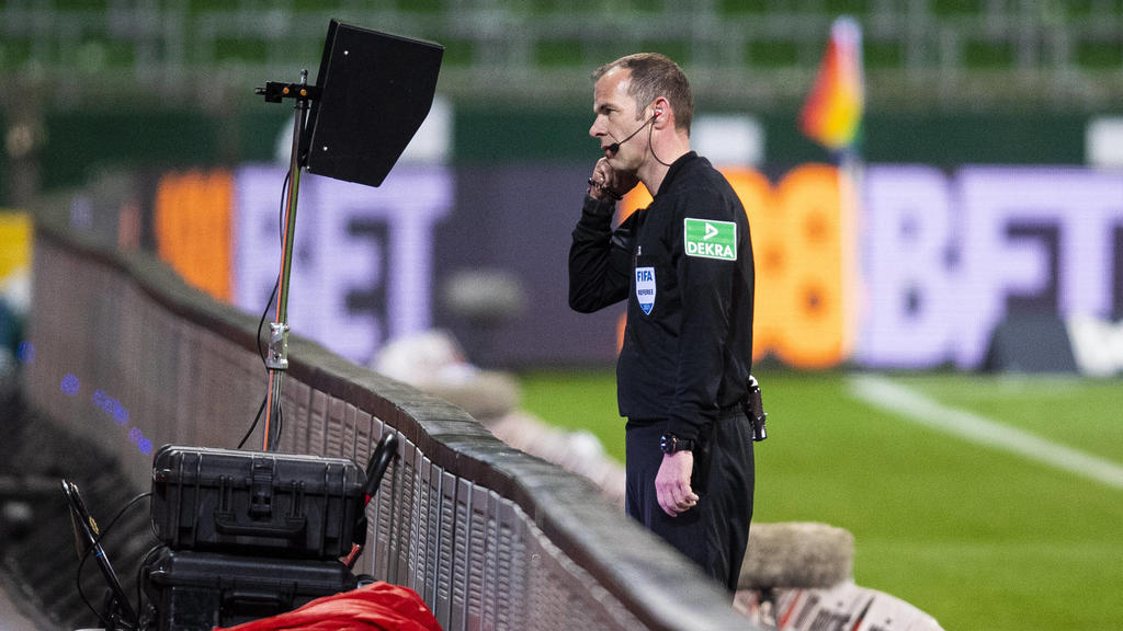 Fußball: 1. Bundesliga, Saison 2020/2021, 30. Spieltag, SV Werder Bremen gegen 1. FSV Mainz 05 am 21.04.2021 im Wohninvest Weserstadion in Bremen. Schiedsrichter Marco Fritz überprüft per Videobeweis das danach annullierte Tor von Kevin Möhwald Breme