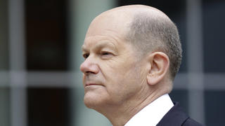  Olaf Scholz beim Besuch vom Vivantes-Klinikum in Berlin Spandau und Rundgang durch den Kiez. Berlin, 15.04.2021 *** Olaf Scholz visiting the Vivantes Clinic in Berlin Spandau and touring the neighborhood Berlin, 15 04 2021 Foto:xS.xGabschx/xFuturexImage
