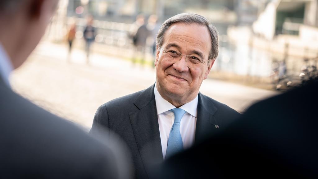 Armin Laschet (CDU), Ministerpräsident von Nordrhein-Westfalen und Kanzlerkandidat der Union, gibt im Regierungsviertel an der Spree ein Interview.