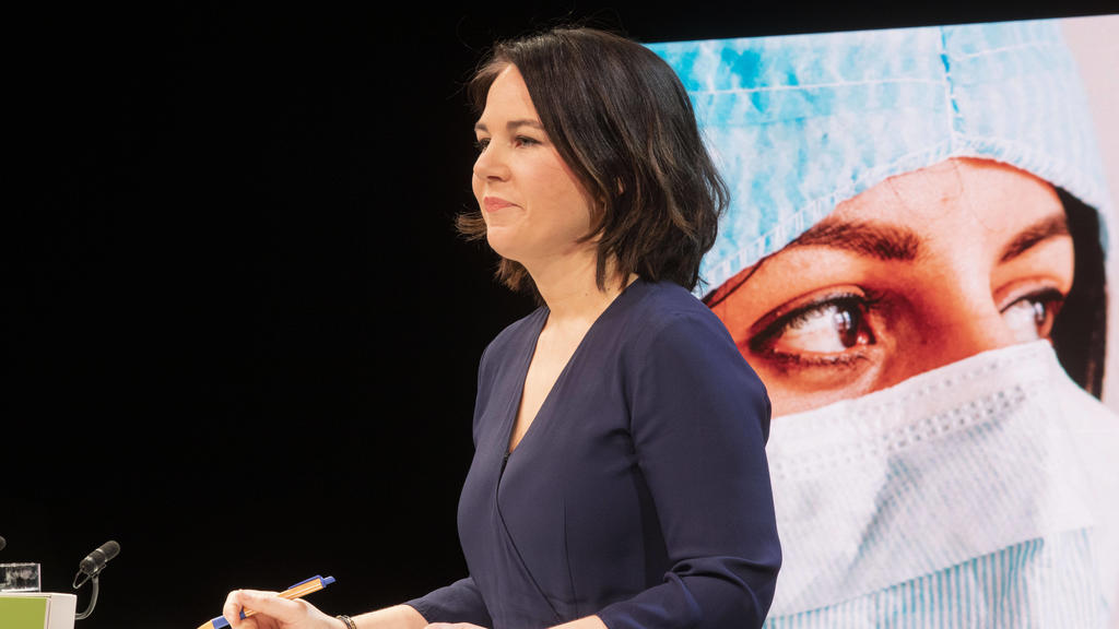 Annalena Baerbock von den Grünen spricht bei einer Pressekonferenz