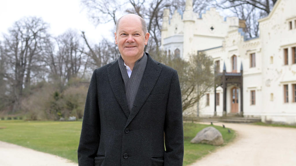 Olaf Scholz (SPD), Bundesminister für Finanzen, steht auf einem Weg vor dem Kleinen Schloß im Park Babelsberg.