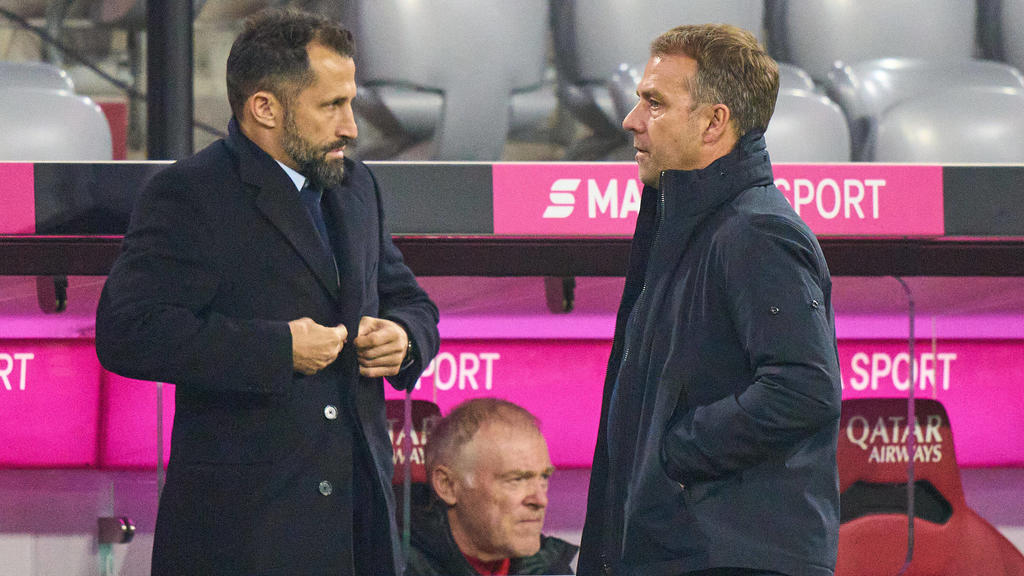 Fussball 1.German Soccer League FC BAYERN MUENCHEN - BAYER 04 LEVERKUSEN 2-0 Trainer Hansi, Hans-Dieter FLICK FCB, team manager, headcoach, coach, Hasan Brazzo Salihamidzic, FCB director gegenüber, schauen sich an, in the match FC BAYERN MUENCHEN