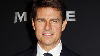 ARCHIV - 30.05.2017, Frankreich, Paris: Tom Cruise, Schauspieler aus den USA, kommt zur Premiere des Film «The Mummy» («Die Mumie»). (zu dpa: ««Top Gun»-Fortsetzung mit Tom Cruise erneut vertagt ») Foto: Francois Mori/AP/dpa +++ dpa-Bildfunk +++