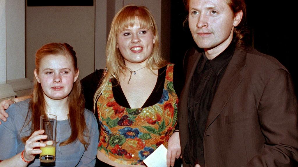 Barby Kelly im Jahr 2000 mit ihrer Schwester Maite und Bruder Joey. Im selben Jahr zog sich Barby aus der Öffentlichkeit zurück.