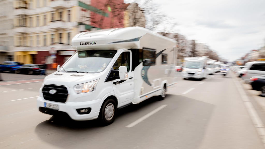 17.04.2021, Berlin: Der Camper-Korso der Camperinitiative «Campen mit Abstand» fährt über den Kaiserdamm bzw. die Bismarckstraße. Gefordert wird unter anderem die sofortige Öffnung der Stell- und Campingplätze. (Bewegungsunschärfe durch lange Belicht