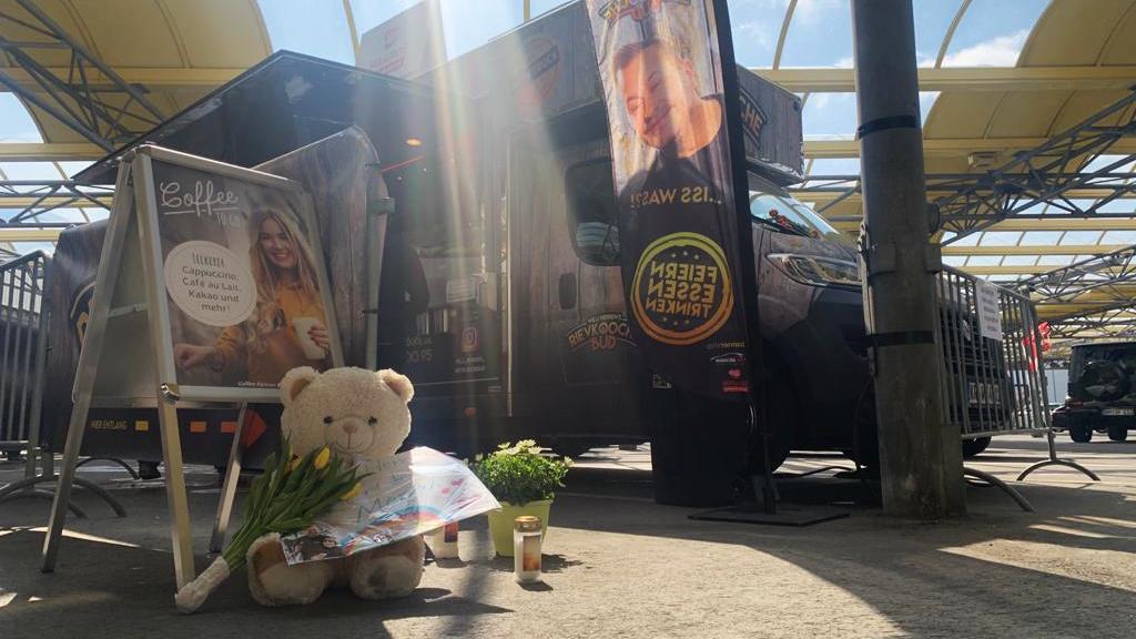 Fans haben bereits Blumen und Briefe vor dem Foodtruck abgelegt.
