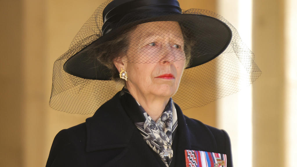 17.04.2021, Großbritannien, Windsor: Prinzessin Anne zu Beginn des Trauermarsches für ihren Vater. Die Trauerfeier und Beisetzung von Queen-Ehemann Prinz Philip, Herzog von Edinburg, finden auf Schloss Windsor statt. Prinz Philip war am 9. April im A