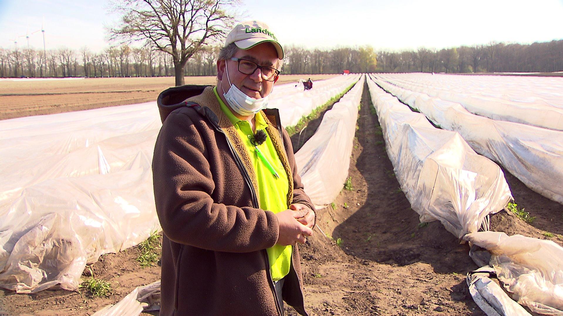 Landwirt Henning Mysegades steht in seinem Spargel-Feld