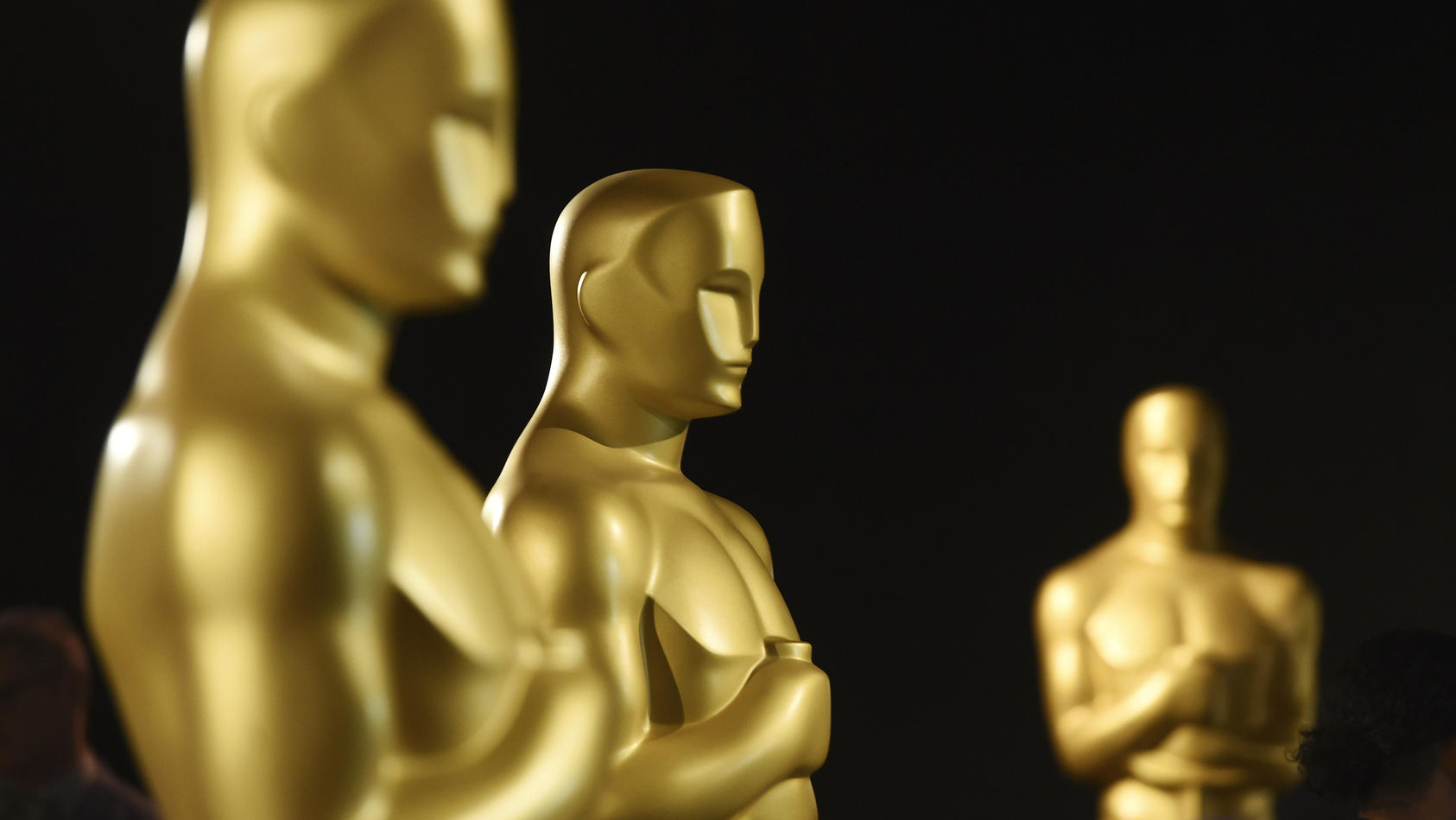 Los Angeles: Oscar-Statuen stehen bei der Pressevorschau des Gouverneursballs für die 92. Oscar-Verleihung im Dolby Theatre. Die 93. Oscar-Verleihung (Academy Awards) könnte mit Altersrekorden und bahnbrechenden Gewinnern Fi