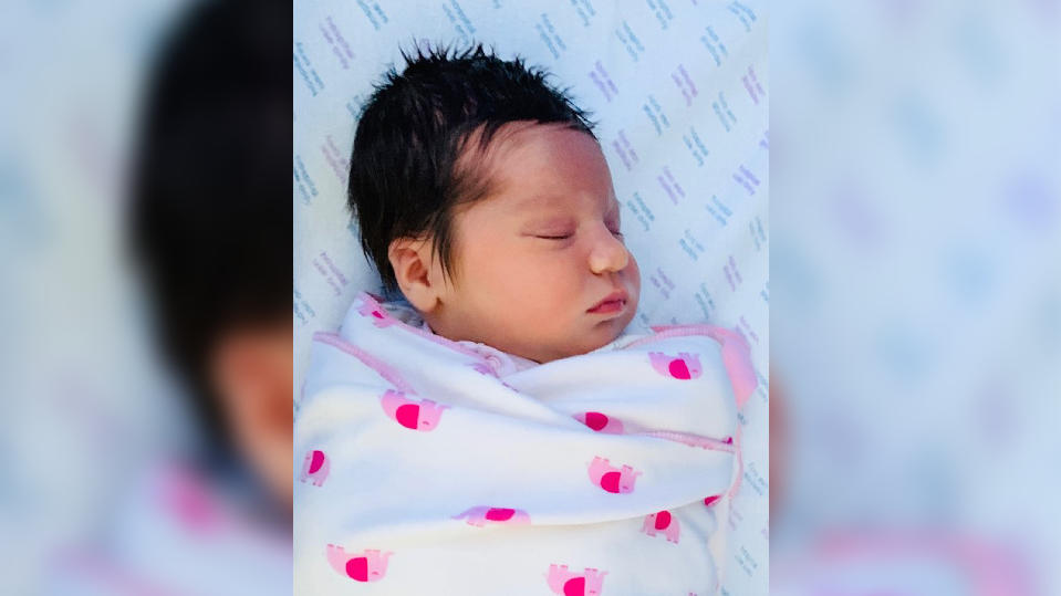 Baby Lottie Batchelor als Neugeborenes mit pechschwarzer Haarpracht
