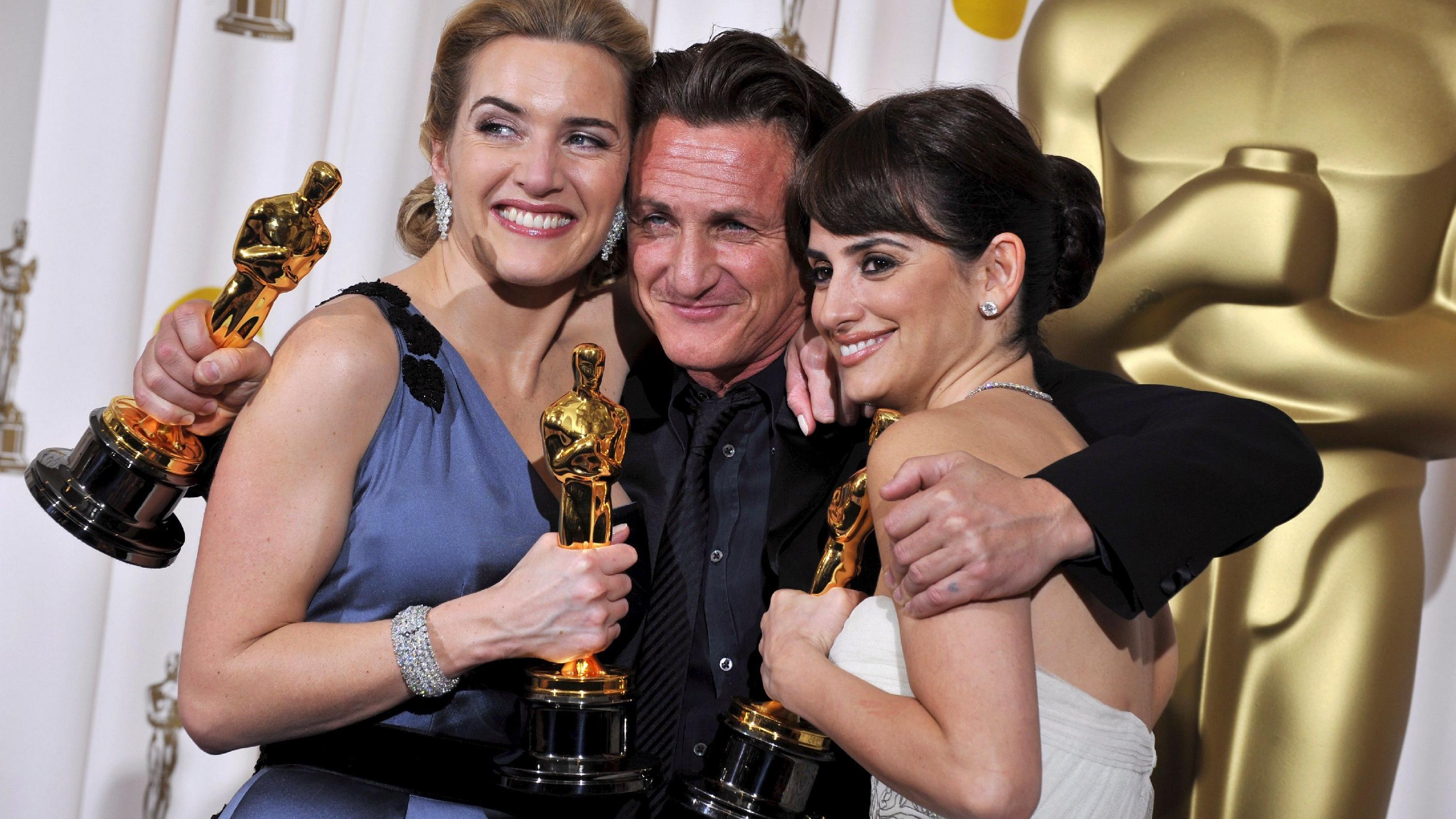 US actor Sean Penn (C), Spanish actress Penelope Cruz (R) and English actress Kate Winslet (L) hold their Oscars after winning Best Actor, Best Supporting Actress and Best Actress respectively at the 81st Academy Awards 22 February 2009 at the Kodak 