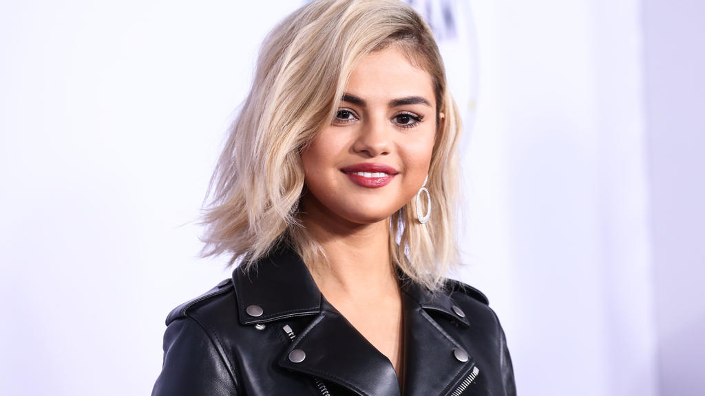 19 November 2017 - plötzlich blond: Selena Gomez raubt bei den American Music Awards ihren Fans den Atem.