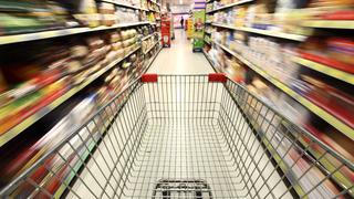 Symbolbilder Hamsterkauf Lebensmittelabteilung, leerer Einkaufswagen wird durch einen Gang mit diversen Lebensmittel Produkten geschoben. Grosser Supermarkt, Selbstbedienung. Deutschland, Europa.Deutschland, Europa.Symbol Pictures Hamster purchase Food department empty Cart will through a Monitoring with diverse Food Products succession grand Supermarket Self-service Germany Europe Germany Europe  