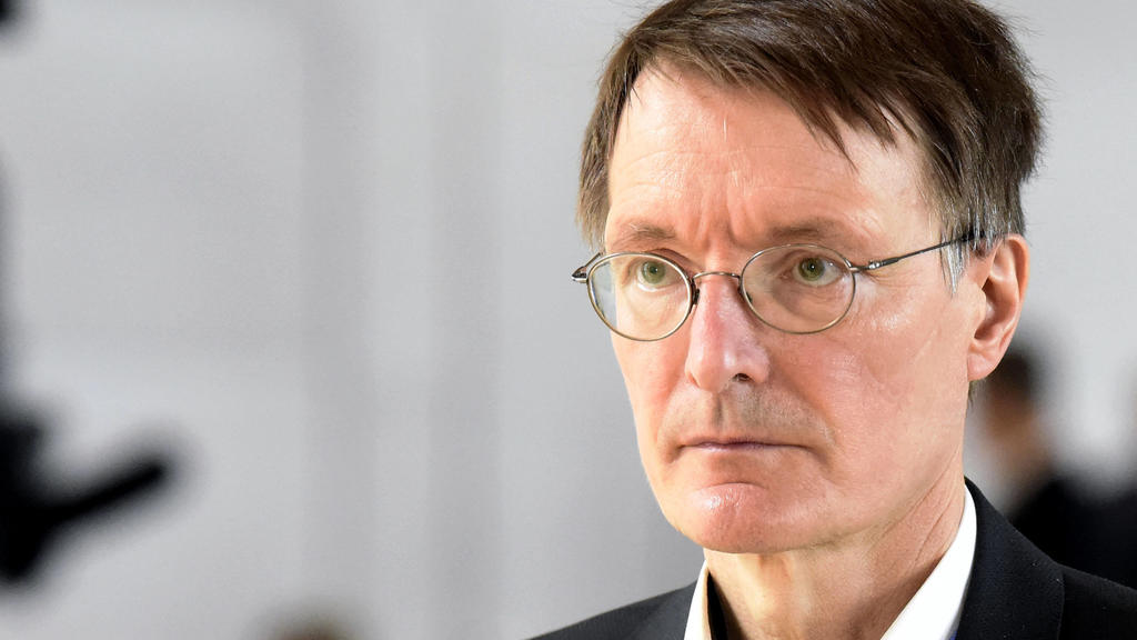 Karl Lauterbach bei einem Pressestatement am Rande der 222. Sitzung des Deutschen Bundestages im Reichstagsgebäude. Berlin, 16.04.2021 *** Karl Lauterbach during a press statement on the sidelines of the 222 session of the German Bundestag in the Re