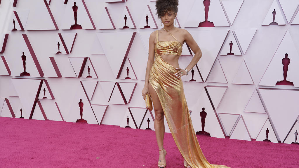 Soul- und R&B-Sängerin sowie Songwriterin Andra Day glänzt in Gold.