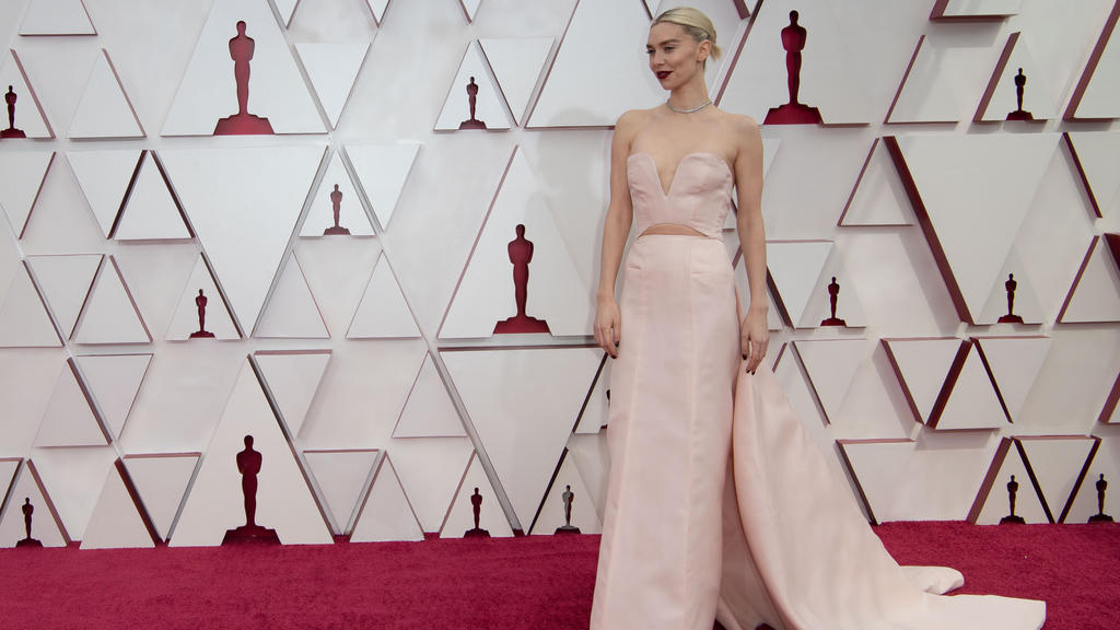 Die Oscar-Nominierte Vanessa Kirby trägt ein zartes Rosa - mit sexy Cut-out.