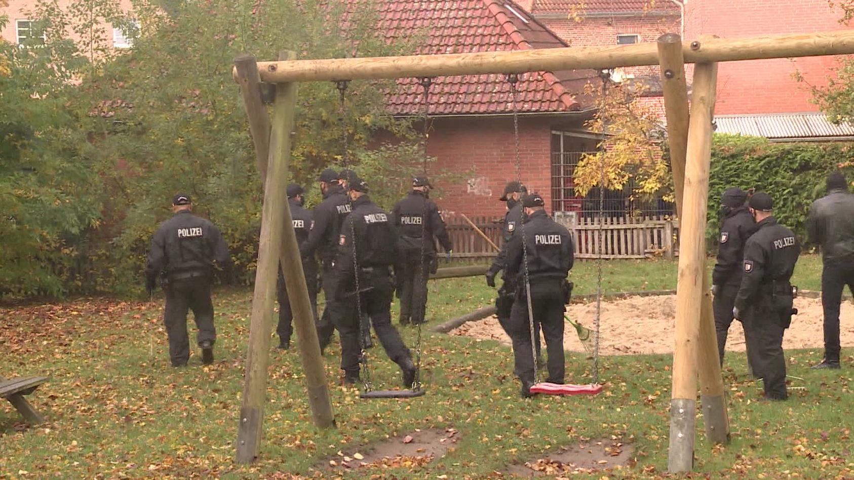 Polizisten durchsuchen im Oktober 2020 den Spielplatz in Grönwohld, auf dem der 22-jährige Islam C. wohl erstochen wurde.
