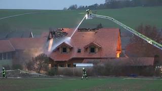 Das Haus des erschlagenen Rentners in Volkmarsen-Lütersheim nach dem Brand im November 2018
