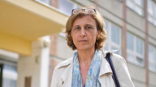 Politikerin Canan Bayram (Grüne) vor einem Gebäude