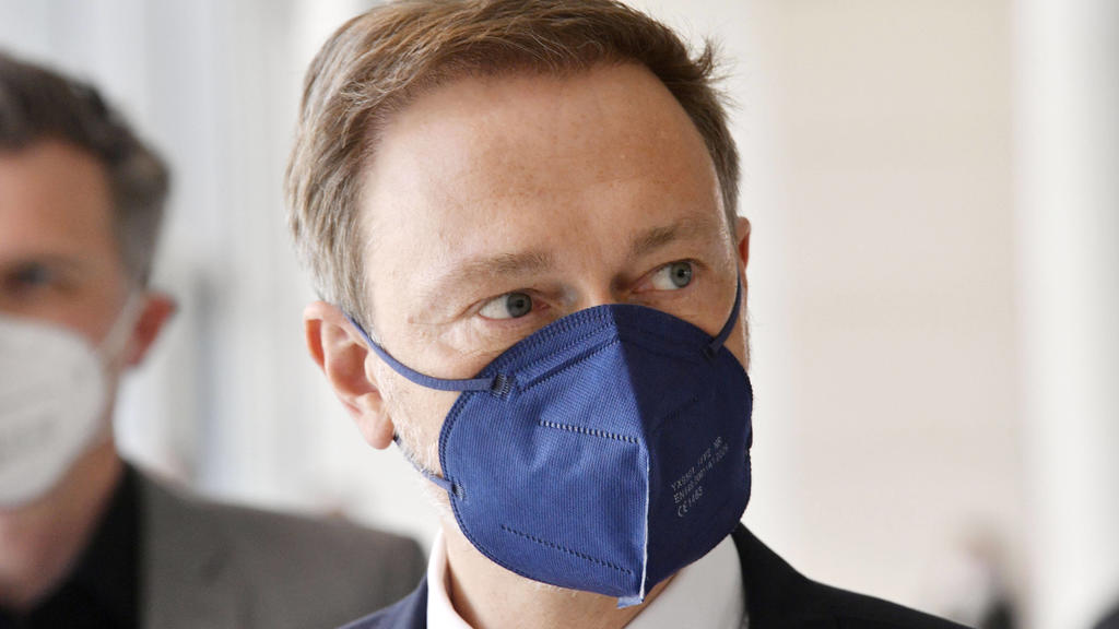 Christian Lindner mit Maske bei einem Pressestatement der FDP vor der Fraktionssitzung auf der Fraktionsebene im Reichstagsgebäude